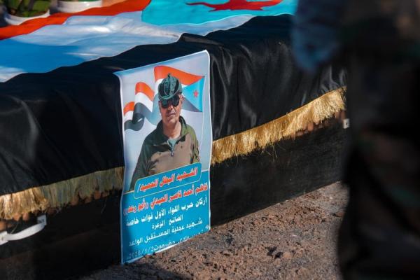 نائب رئيس المجلس الانتقالي الجنوبي يصل الرياض وجهود عربية لاحتواء الأزمة